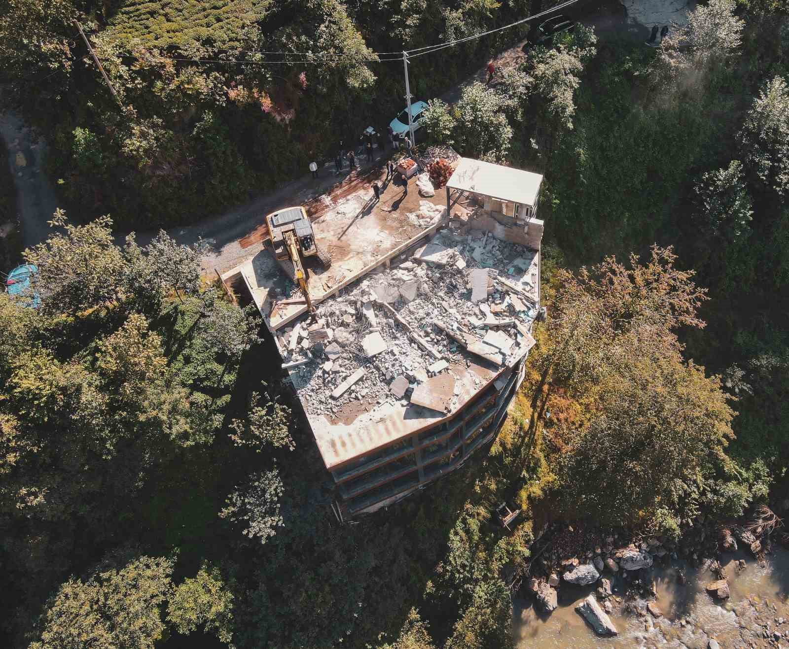 firtina vadisinde kacak ve riskli yapilar tek tek kaldiriliyor 0 WQalJ9qd