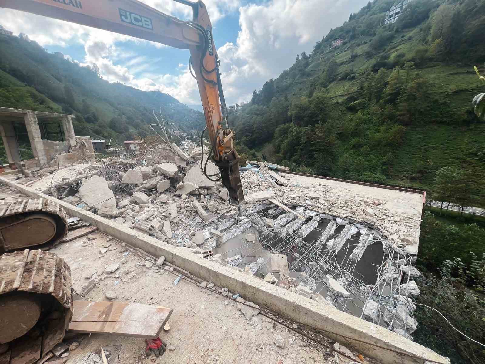 firtina vadisinde kacak ve riskli yapilar tek tek kaldiriliyor 6 GO2X7NBl
