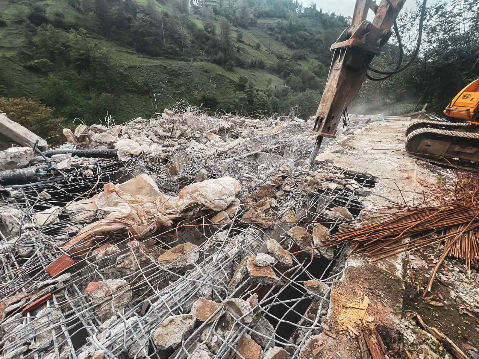 firtina vadisinde kacak ve riskli yapilar tek tek kaldiriliyor 7 ccGlWzFr