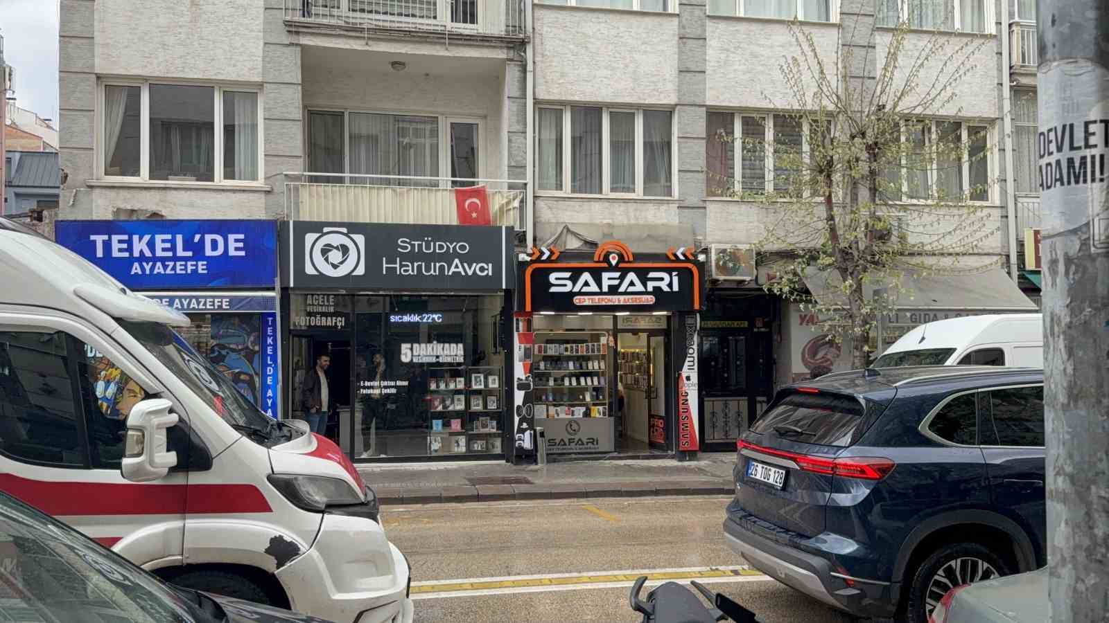 Fırtınada kırılan cam 6’ncı kattan vatandaşın üzerine düştü 6 firtinada kirilan cam 6nci kattan vatandasin uzerine dustu 2 QDjOEIir