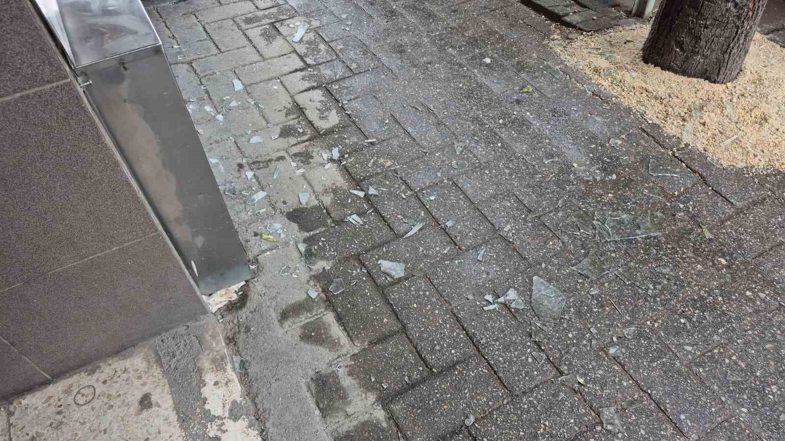 Fırtınada kırılan cam 6’ncı kattan vatandaşın üzerine düştü 7 firtinada kirilan cam 6nci kattan vatandasin uzerine dustu 3 mhf8Bfd3