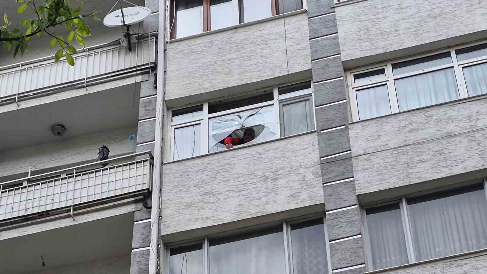 Fırtınada kırılan cam 6’ncı kattan vatandaşın üzerine düştü 8 firtinada kirilan cam 6nci kattan vatandasin uzerine dustu 4 kCrY1DHW