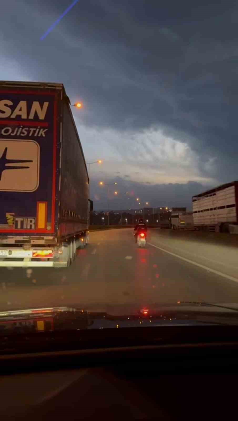 firtinada motosikletliye duvar olan tirci yurekleri isitti 0 pOHh37Dg