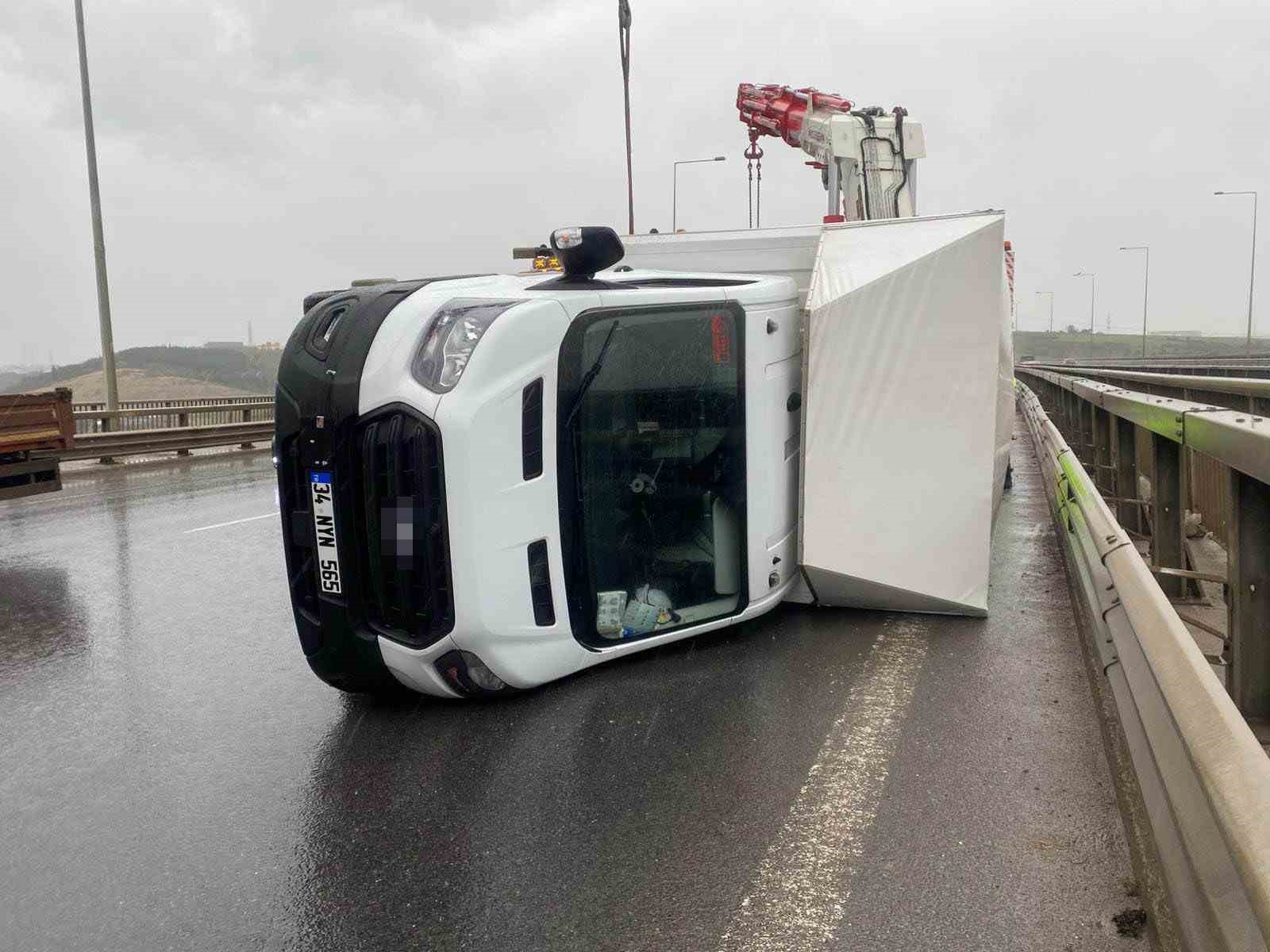 firtinada seyir halindeki kamyonet devrildi 1 ee6UdHLD