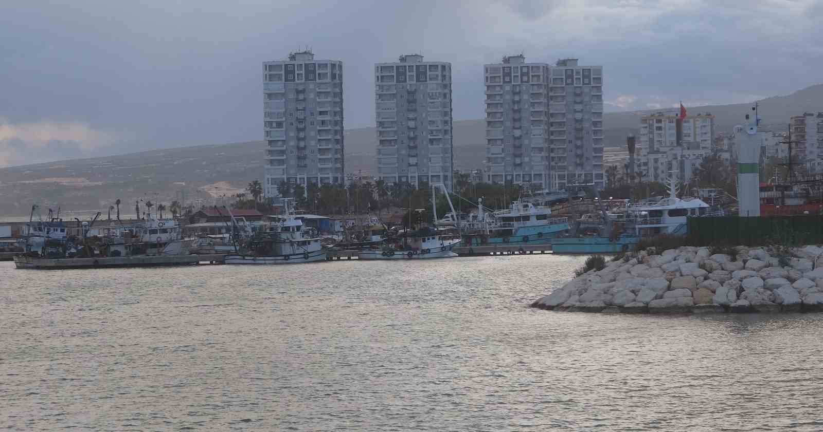 firtinali akdeniz balikcilari barinaga hapsetti 3 jnNgfs3k