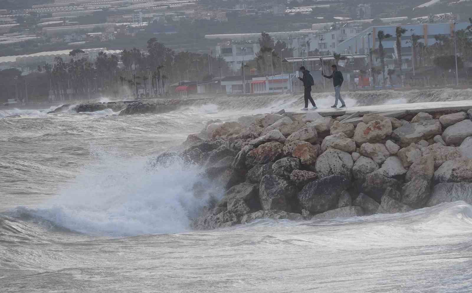 firtinali akdeniz balikcilari barinaga hapsetti 4