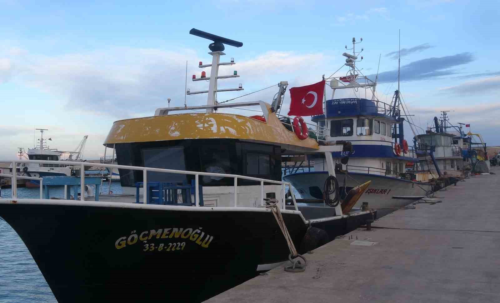 firtinali akdeniz balikcilari barinaga hapsetti 7