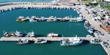 firtinali-akdeniz-balikcilari-barinaga-hapsetti-ki6xWSK4.jpg