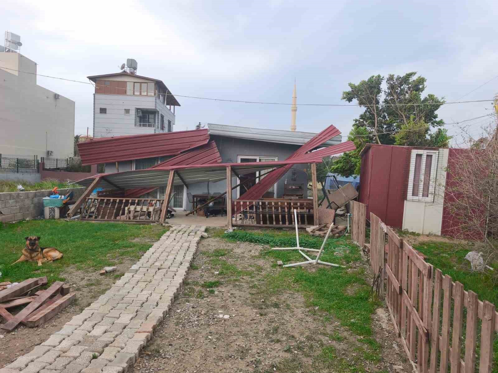 firtinanin catisini ucurdugu evde mahsur kalan 3 kisiyi itfaiye kurtardi 0 kvb35anm
