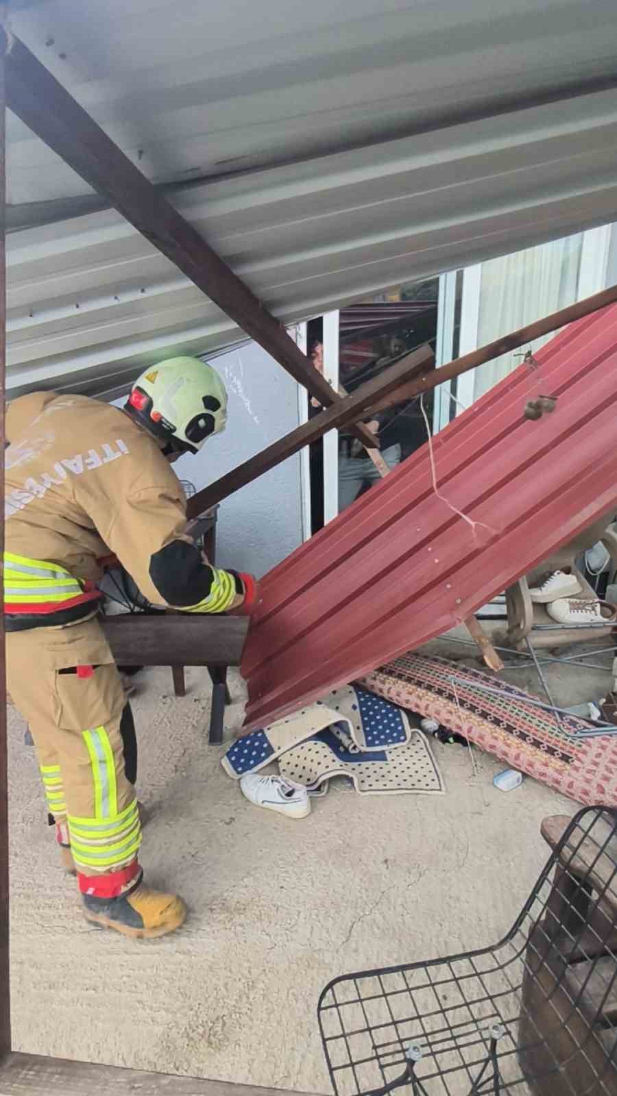 firtinanin catisini ucurdugu evde mahsur kalan 3 kisiyi itfaiye kurtardi 3 nF3QqKIB