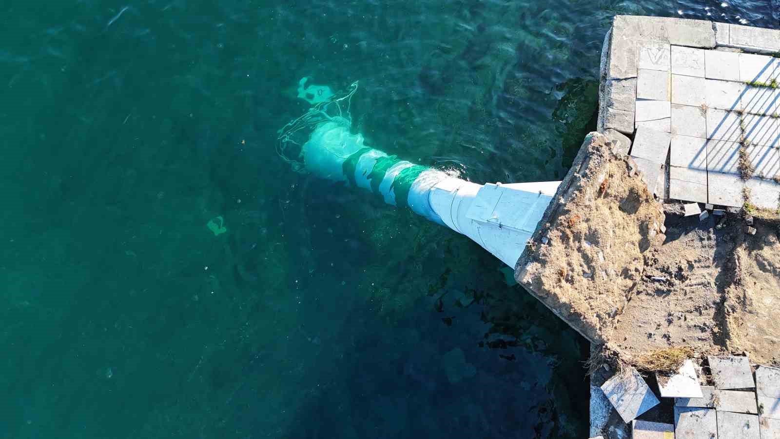 firtinanin etkisiyle devrilen deniz feneri havadan goruntulendi 2 HzZEQRjL