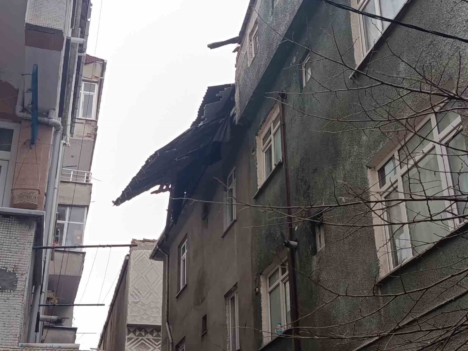 firtinanin etkisiyle ucan cati panige yol acti 1
