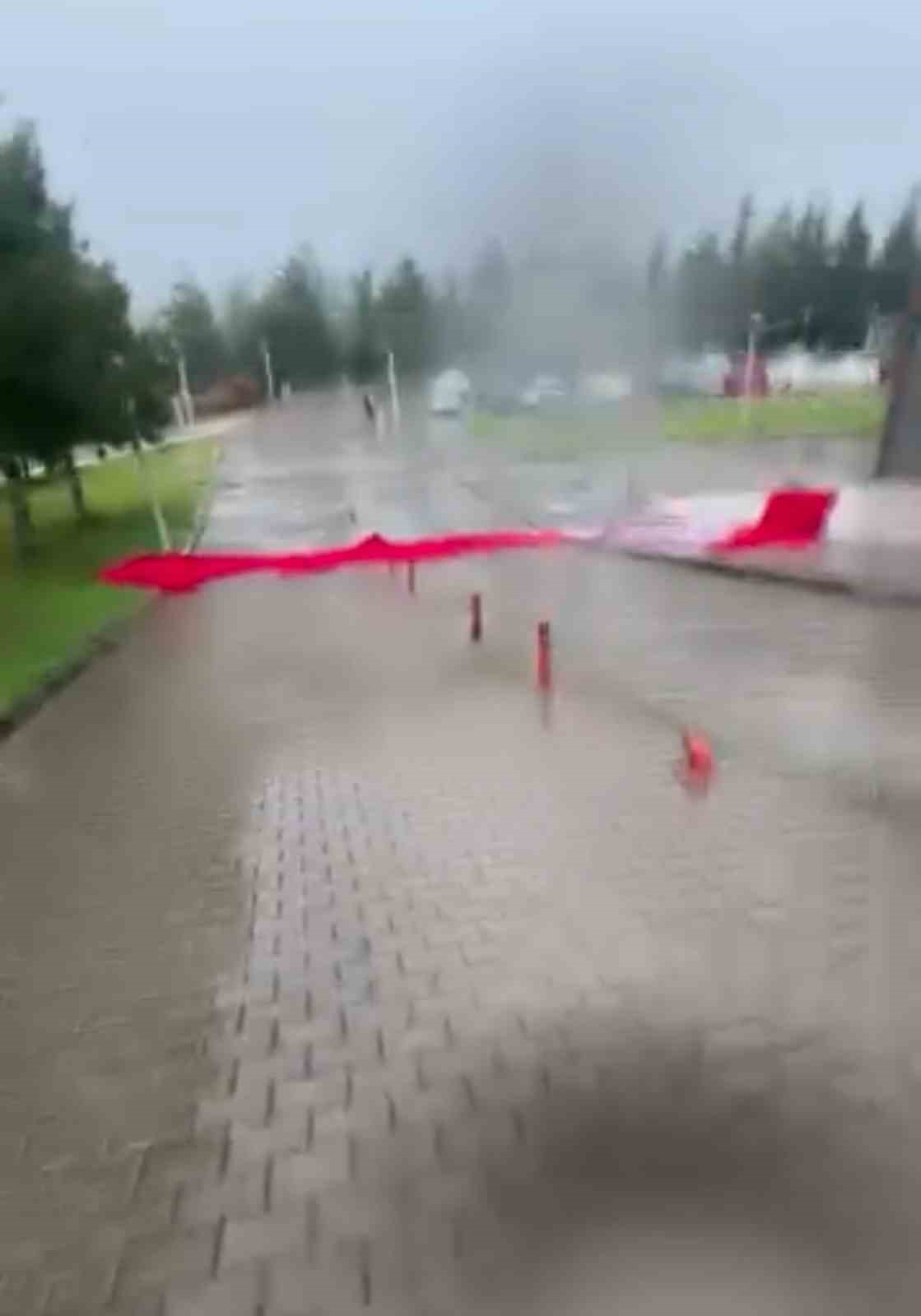 firtinanin etkisiyle yapidan kopan parca araca zarar verdi 1 qhkTBSij