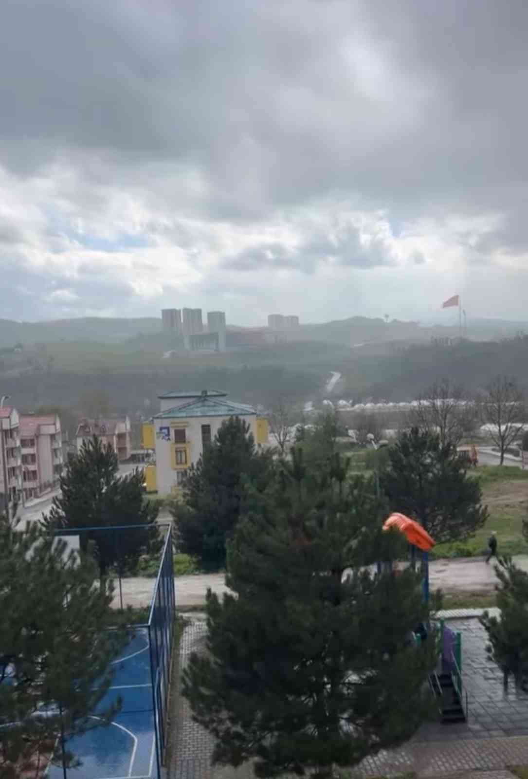 firtinanin etkisiyle yapidan kopan parca araca zarar verdi 2