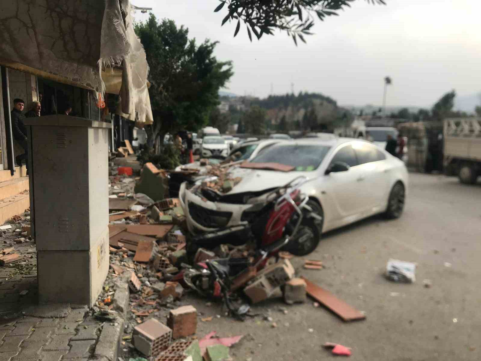 firtinanin etkisiyle yikilan duvar 3 otomobile ve 1 motosiklet zarar verdi 1 GvpMOfB2