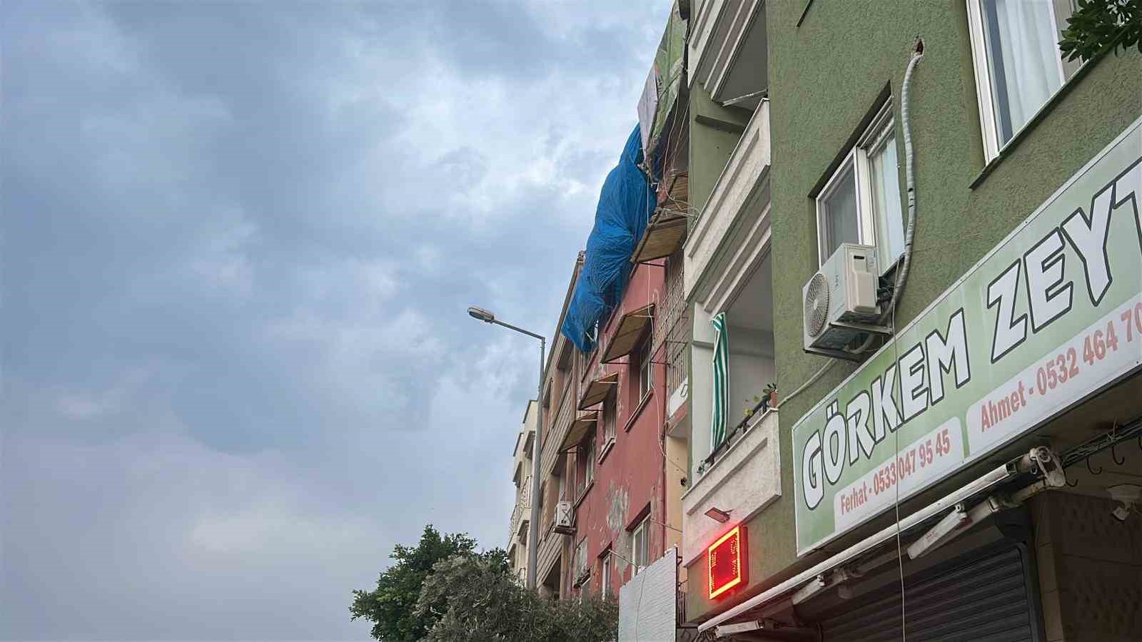 firtinanin etkisiyle yikilan duvar 3 otomobile ve 1 motosiklet zarar verdi 2 SRyzJaTA