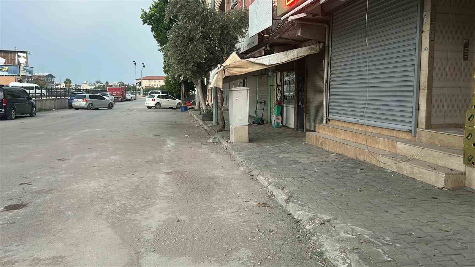 firtinanin etkisiyle yikilan duvar 3 otomobile ve 1 motosiklet zarar verdi 4 CjqT85Tz