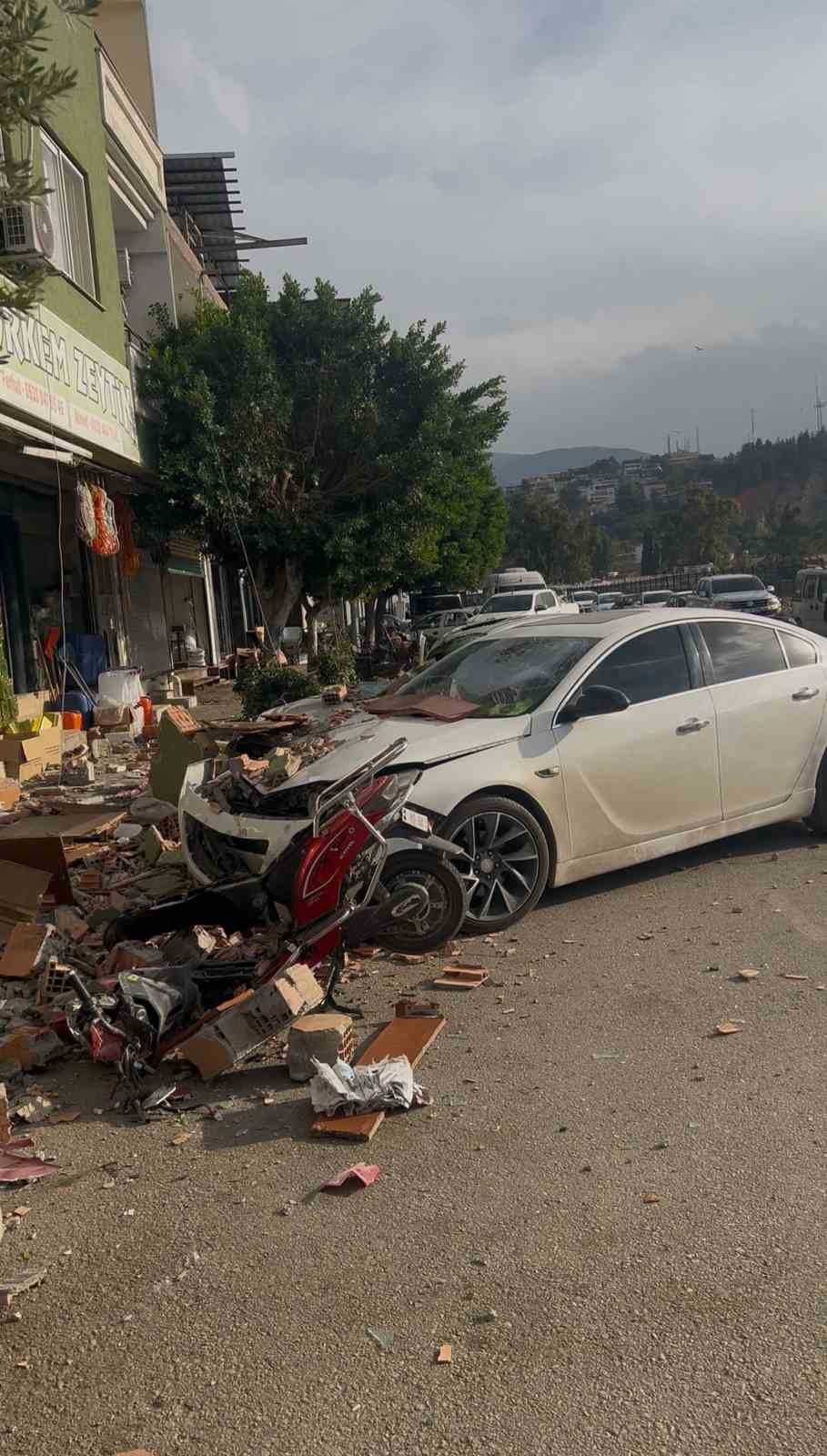 firtinanin etkisiyle yikilan duvar 3 otomobile ve 1 motosiklet zarar verdi 5 r9La7I6Y