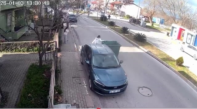 firtinanin savurdugu cop konteyneri park halindeki araca carpti 1