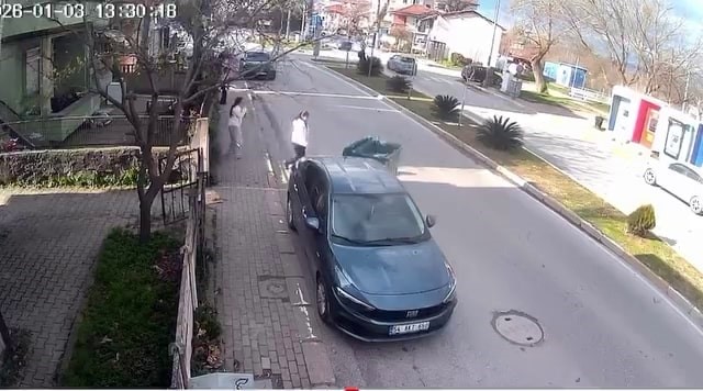 firtinanin savurdugu cop konteyneri park halindeki araca carpti 2 2CZCNU5h