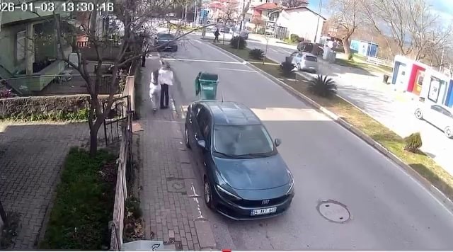 firtinanin savurdugu cop konteyneri park halindeki araca carpti 3 KzPLIt47
