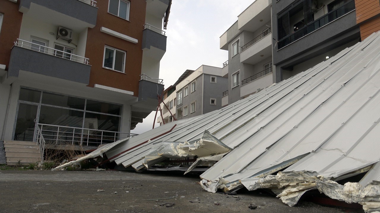 firtinanin ucurdugu cati araclara zarar verdi o anlar kamerada 0 yDJXyrqb