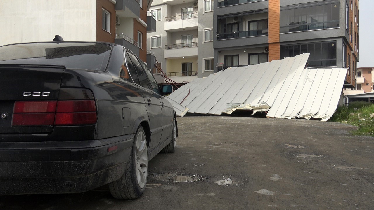 firtinanin ucurdugu cati araclara zarar verdi o anlar kamerada 2 ZQQFiuLR