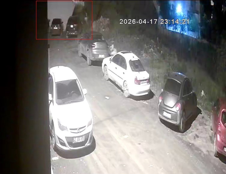 firtinanin ucurdugu cati araclara zarar verdi o anlar kamerada 4
