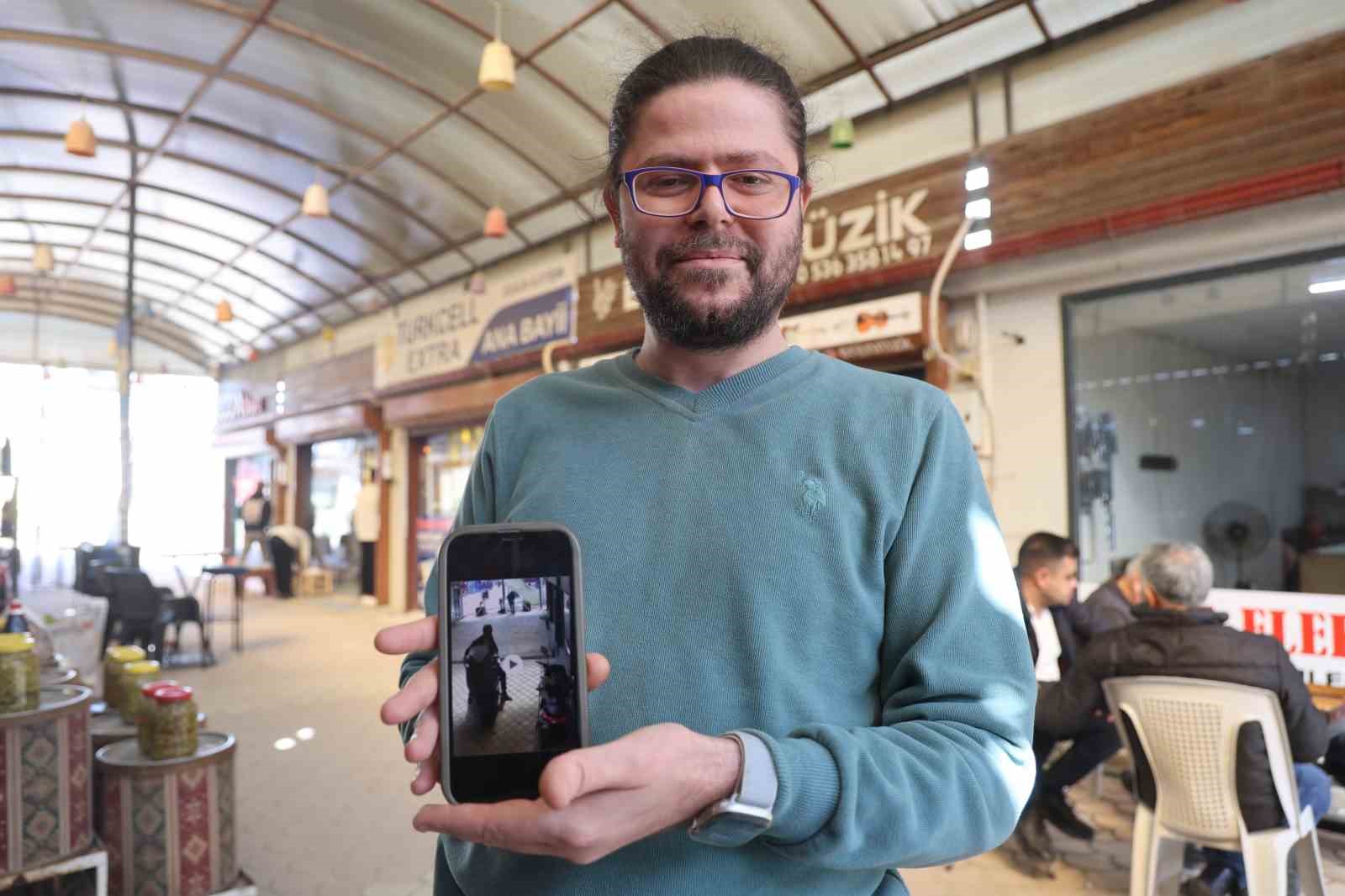 firtinanin ucurdugu plastik cati esnafi kil payi teget gecti o anlar kamerada 2 S8ZyOjnK