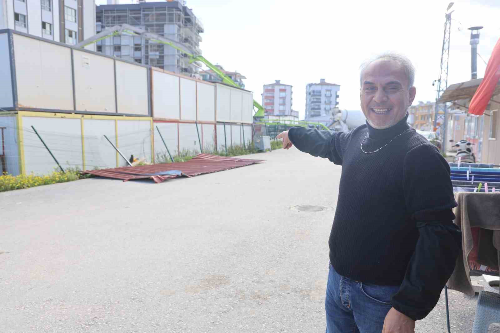 Fırtınanın yerinde söktüğü sac çatı park halindeki 2 aracın üzerine uçtu 6 firtinanin yerinde soktugu sac cati park halindeki 2 aracin uzerine uctu 2 PpKIZIbM