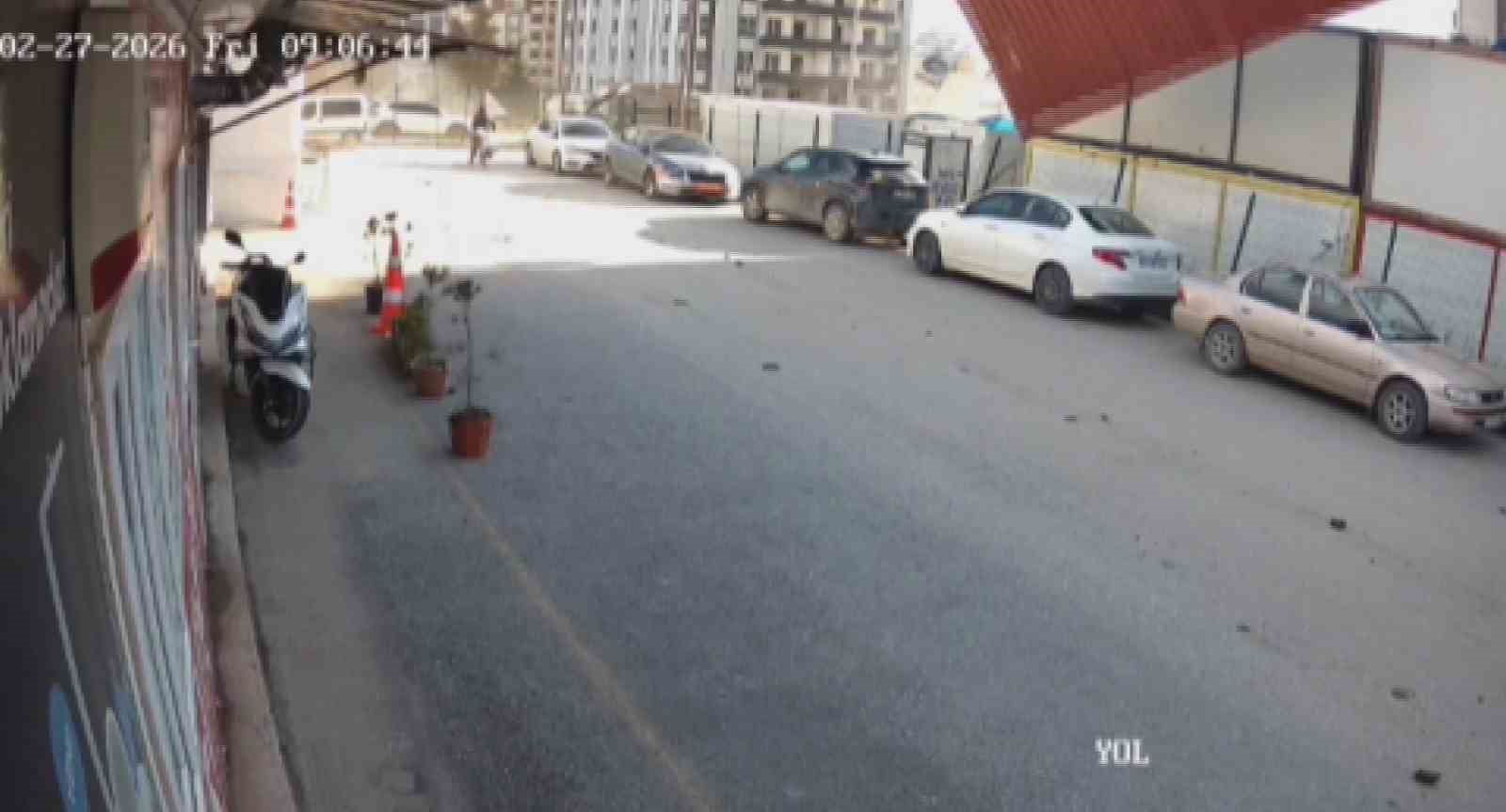 Fırtınanın yerinde söktüğü sac çatı park halindeki 2 aracın üzerine uçtu 7 firtinanin yerinde soktugu sac cati park halindeki 2 aracin uzerine uctu 3 6qQIPKHT