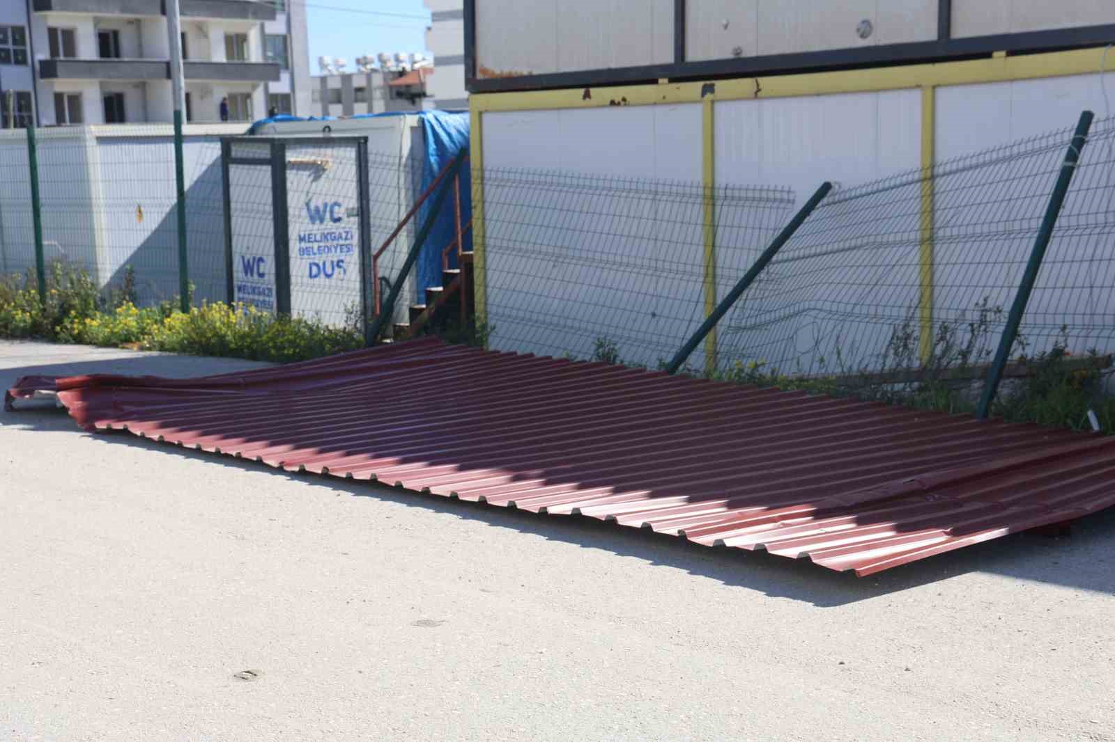 Fırtınanın yerinde söktüğü sac çatı park halindeki 2 aracın üzerine uçtu 8 firtinanin yerinde soktugu sac cati park halindeki 2 aracin uzerine uctu 4 pcR3vH8y