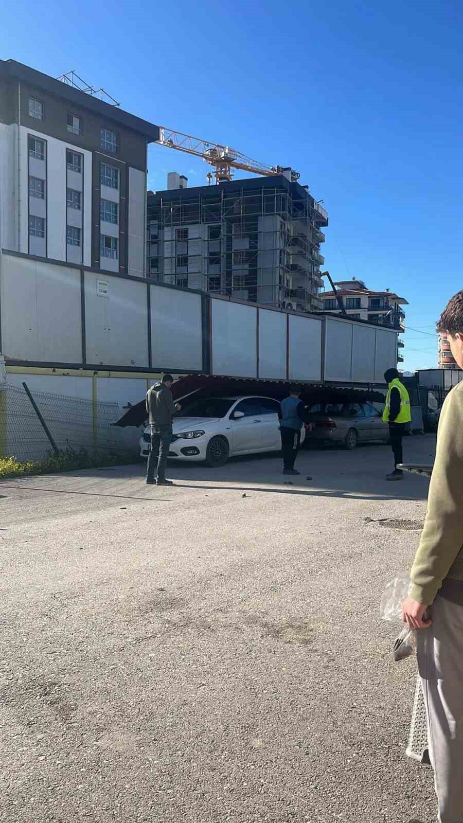 Fırtınanın yerinde söktüğü sac çatı park halindeki 2 aracın üzerine uçtu 9 firtinanin yerinde soktugu sac cati park halindeki 2 aracin uzerine uctu 5 ztFRhmGq