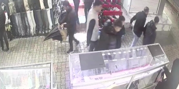fiyat-sorma-bahanesiyle-girdi-cep-telefonu-caldi-hosuma-gitti-savunmasi-yapti-ZhCpidIx.jpg