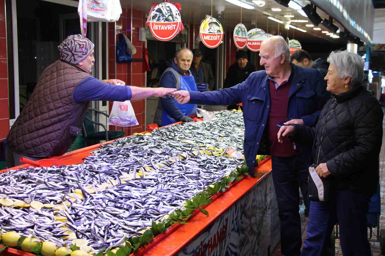fiyati dusen hamsiye talep artti son 10 yildir boyle guzel hamsi gelmedi 3 pRX7YIqt
