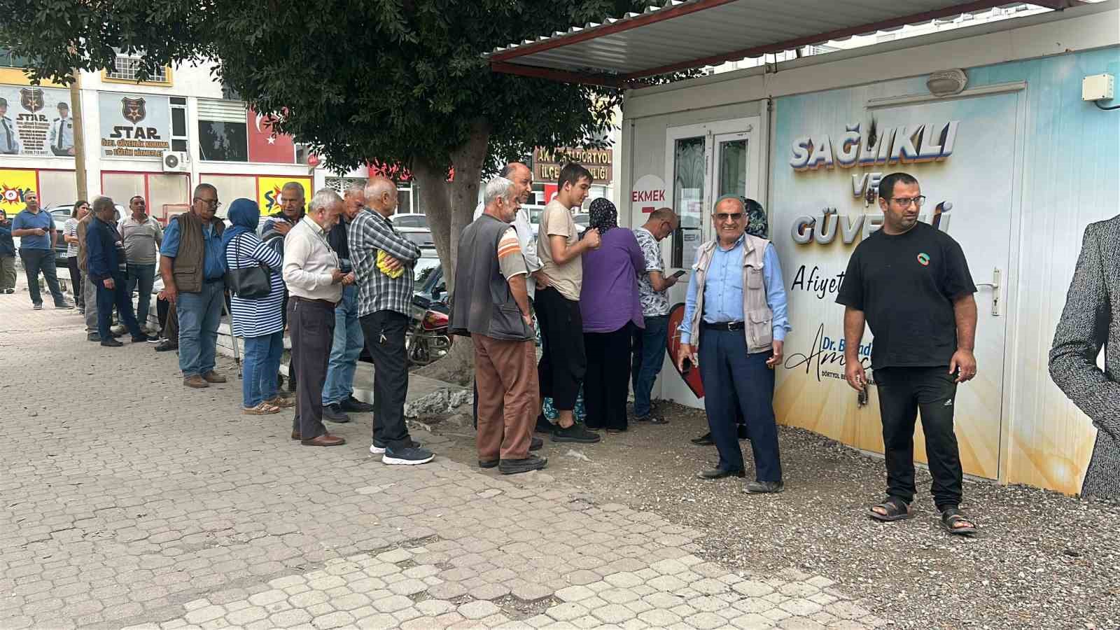 fiyatin yarisindan daha ucuza ekmek satinca metrelerce kuyruk olustu 1 CEhq5dfj