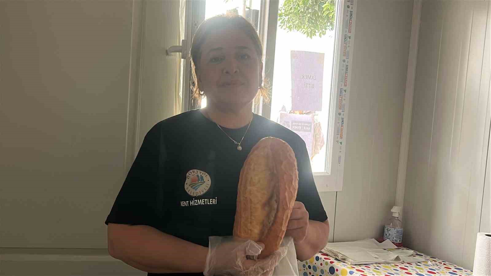 fiyatin yarisindan daha ucuza ekmek satinca metrelerce kuyruk olustu 2