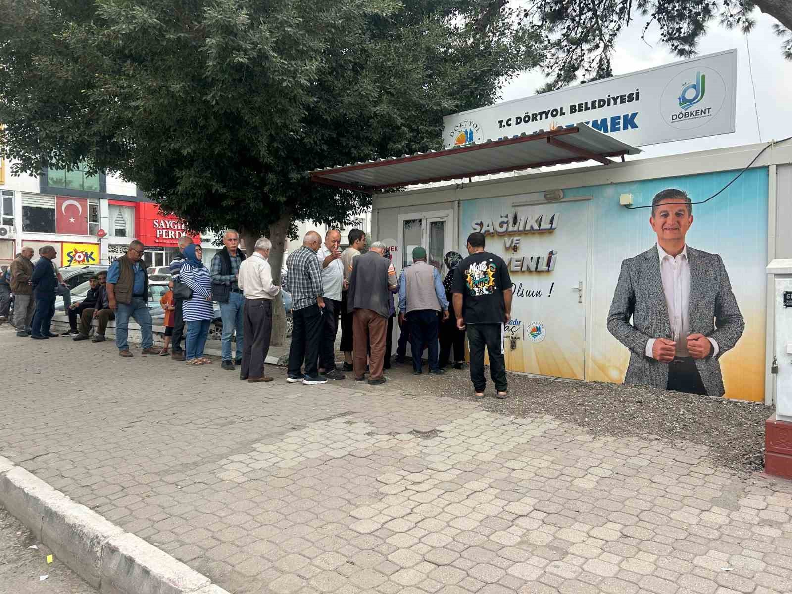 fiyatin yarisindan daha ucuza ekmek satinca metrelerce kuyruk olustu 5 jWyAWa9E