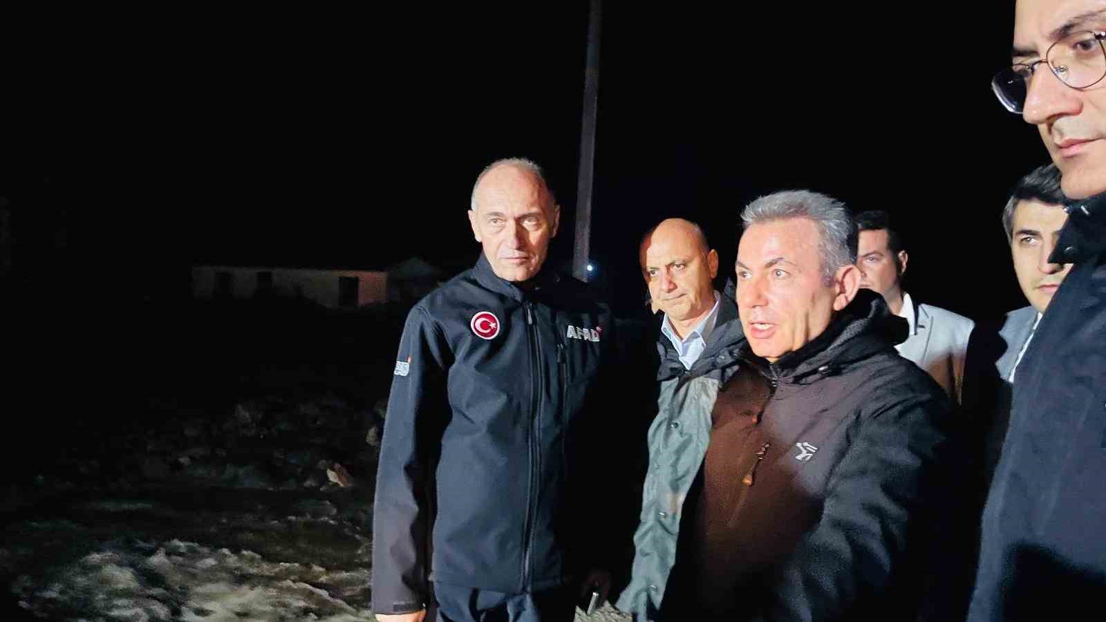 Foça’daki selde acı detay: Kızıyla telefonda görüşürken sel sularına kapıldı 5 focadaki selde aci detay kiziyla telefonda gorusurken sel sularina kapildi 1
