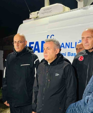 focadaki-selde-aci-detay-kiziyla-telefonda-gorusurken-sel-sularina-kapildi-M4wrLQwu.jpg