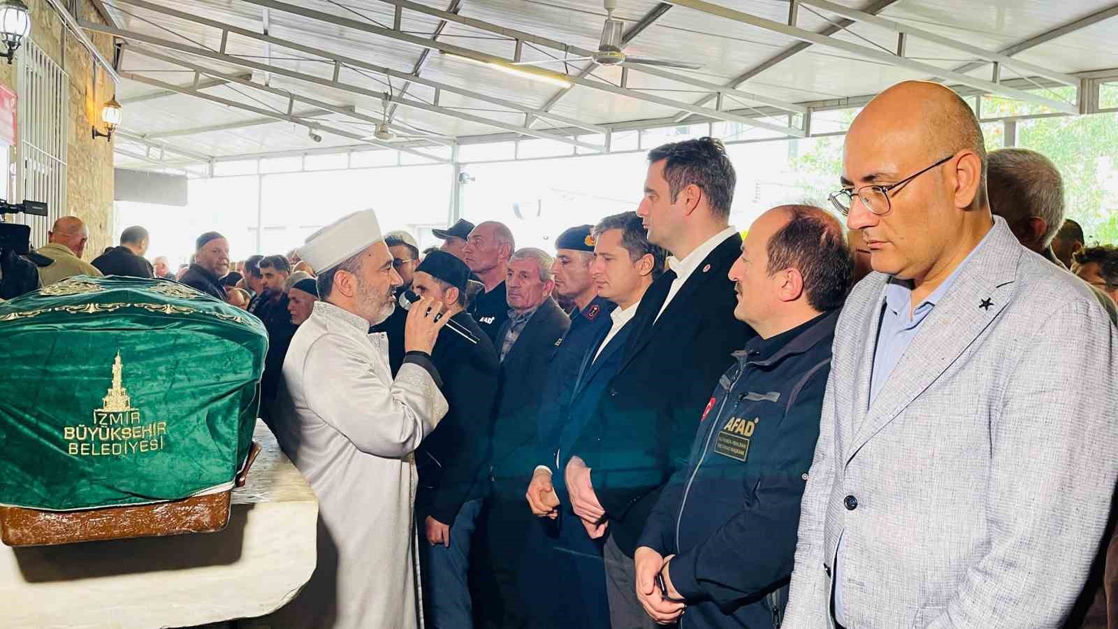focadaki selde hayatini kaybeden yasli adam topraga verildi 3 erjd2Hvq