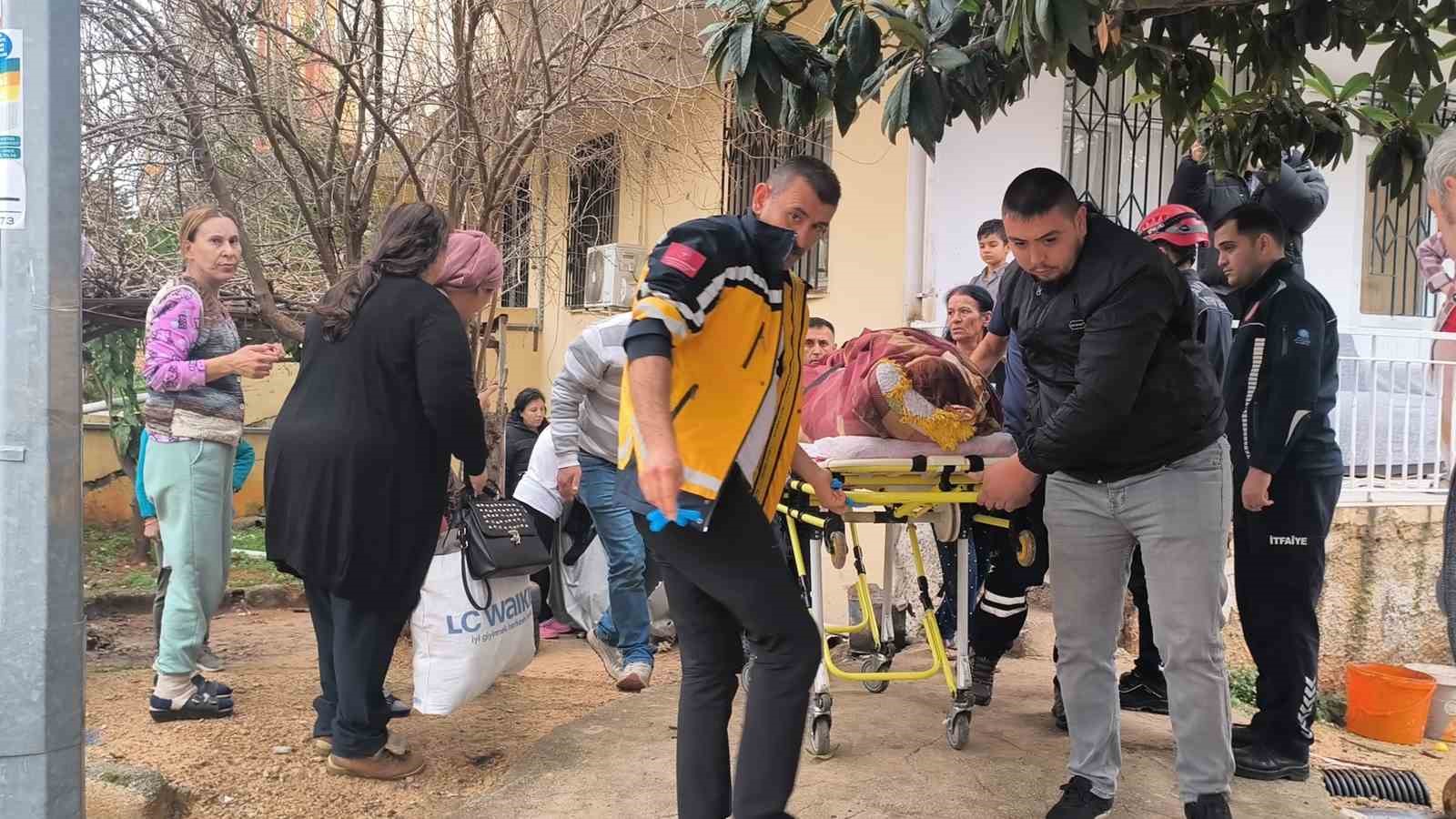foseptik cukuruna dusen genc kiz yardim cigliklarina kosan vatandaslar tarafindan kurtarildi 1 6FJ2PNGR