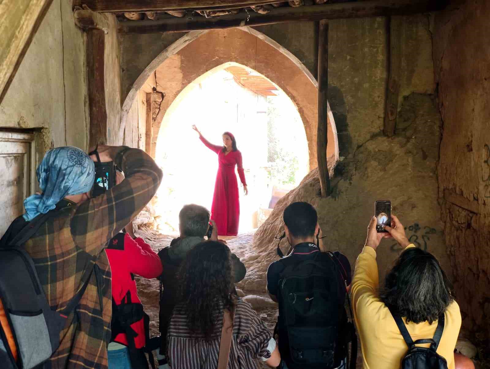 fotograf sanatcilarinin odagindaki cemisgezekte kulturel bulusma 0 Kr453AgC