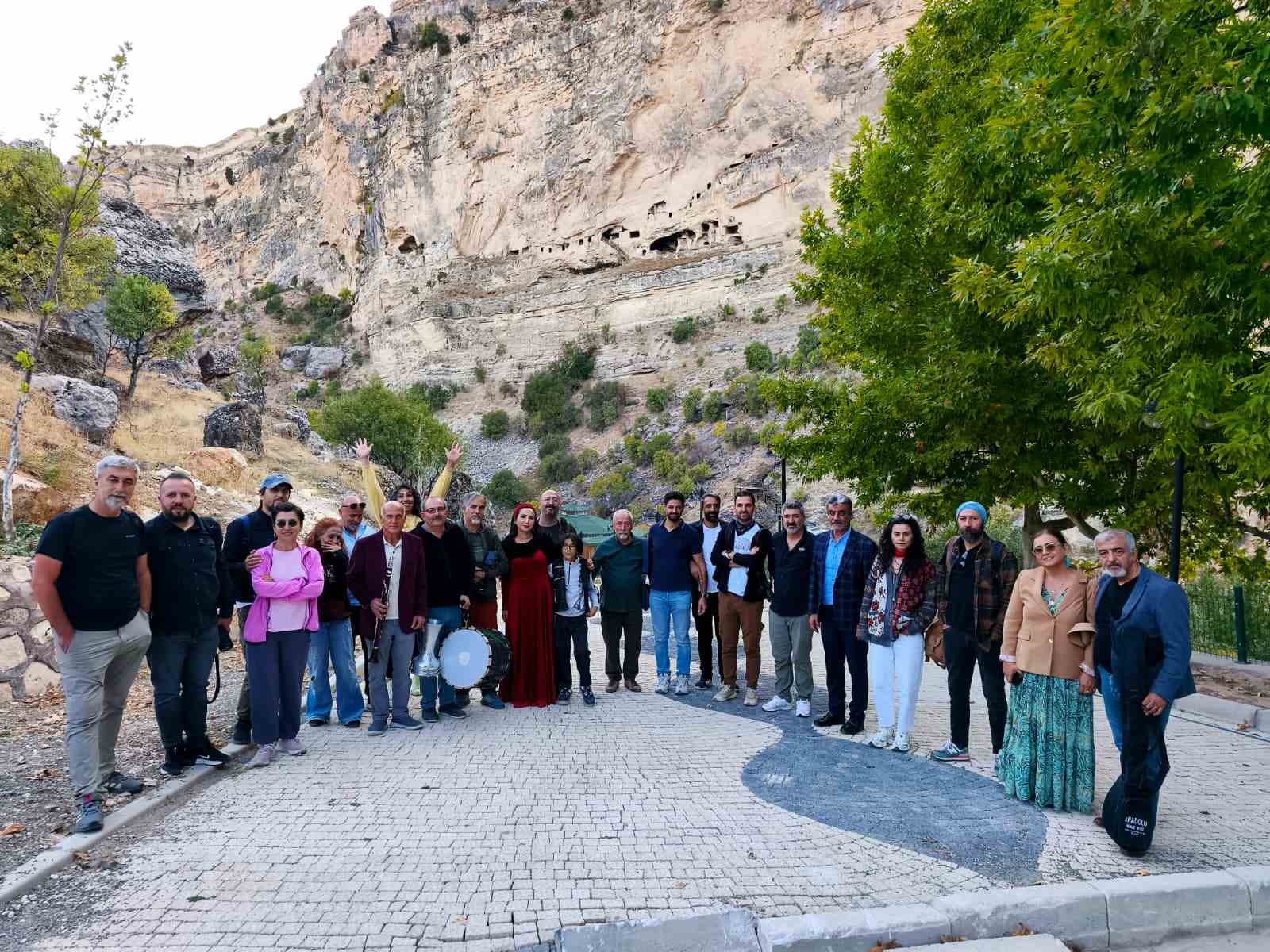 fotograf sanatcilarinin odagindaki cemisgezekte kulturel bulusma 5 UmKnTYM6