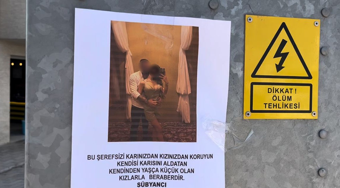 fotografi goren uzun uzun bakti kizlarinizi bu adamdan uzak tutun yazili afisler ortaligi karistirdi