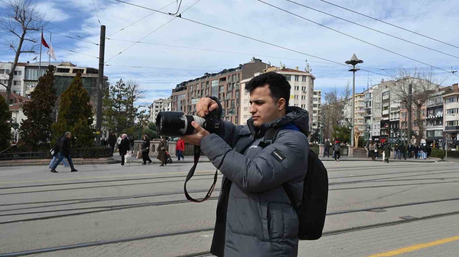 fotografini cekmek istedigi sahis silah cekti korku dolu anlar kameraya yansidi 1 wWtJHKpj