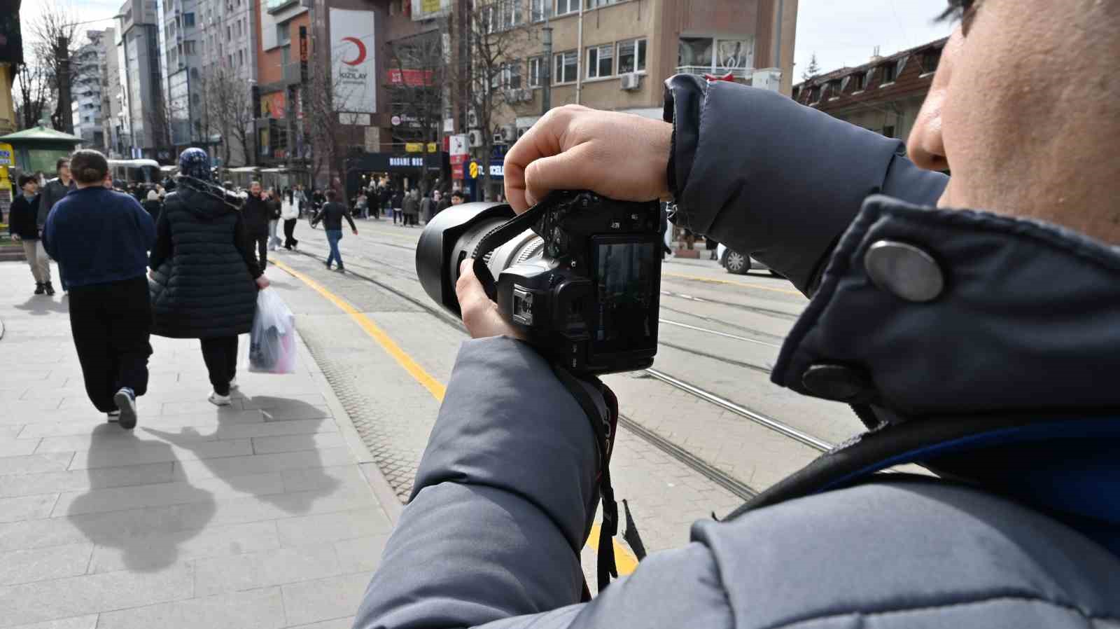 fotografini cekmek istedigi sahis silah cekti korku dolu anlar kameraya yansidi 2 ACikJsVi