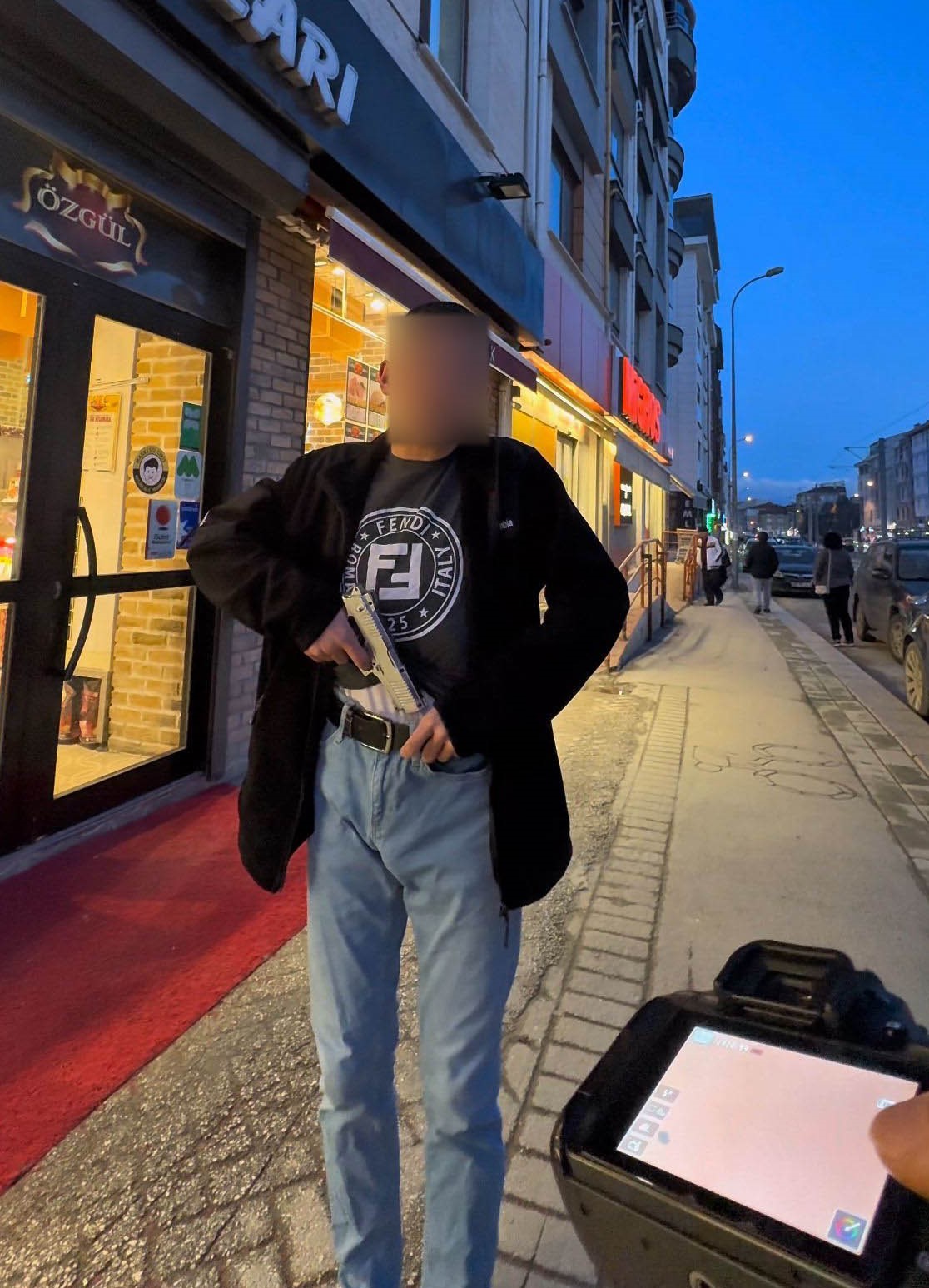 fotografini cekmek istedigi sahis silah cekti korku dolu anlar kameraya yansidi 4 t6M5TdT2