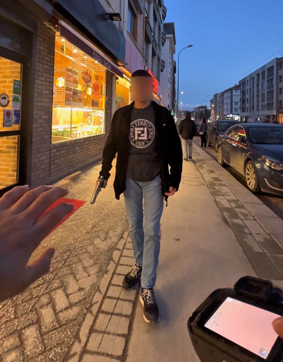 fotografini cekmek istedigi sahis silah cekti korku dolu anlar kameraya yansidi 5 16LPWJpI