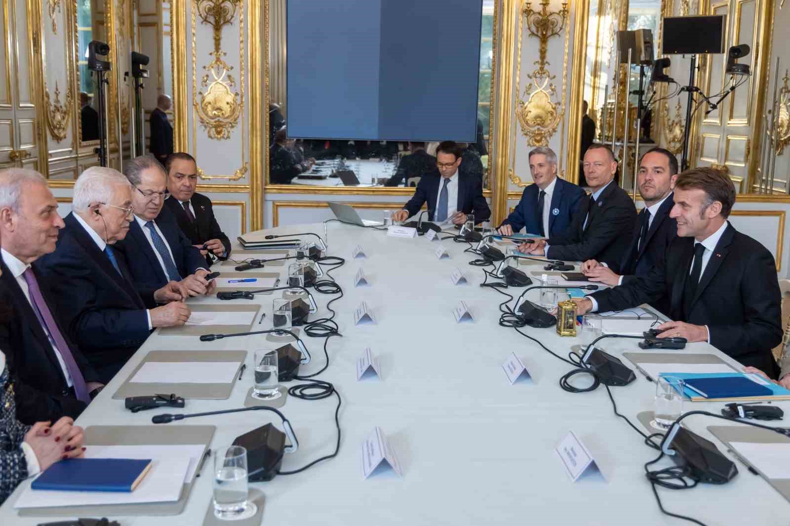 franca cumhurbaskani macron ile filistin devlet baskani abbas bir araya geldi 4 VCPA2XFv